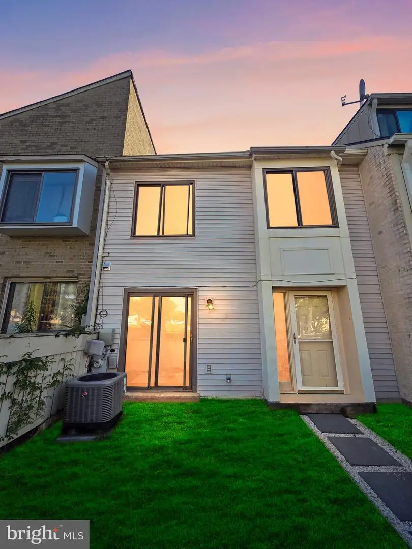 9915 Ridgeline Dr, Gaithersburg, MD 20886 - #1