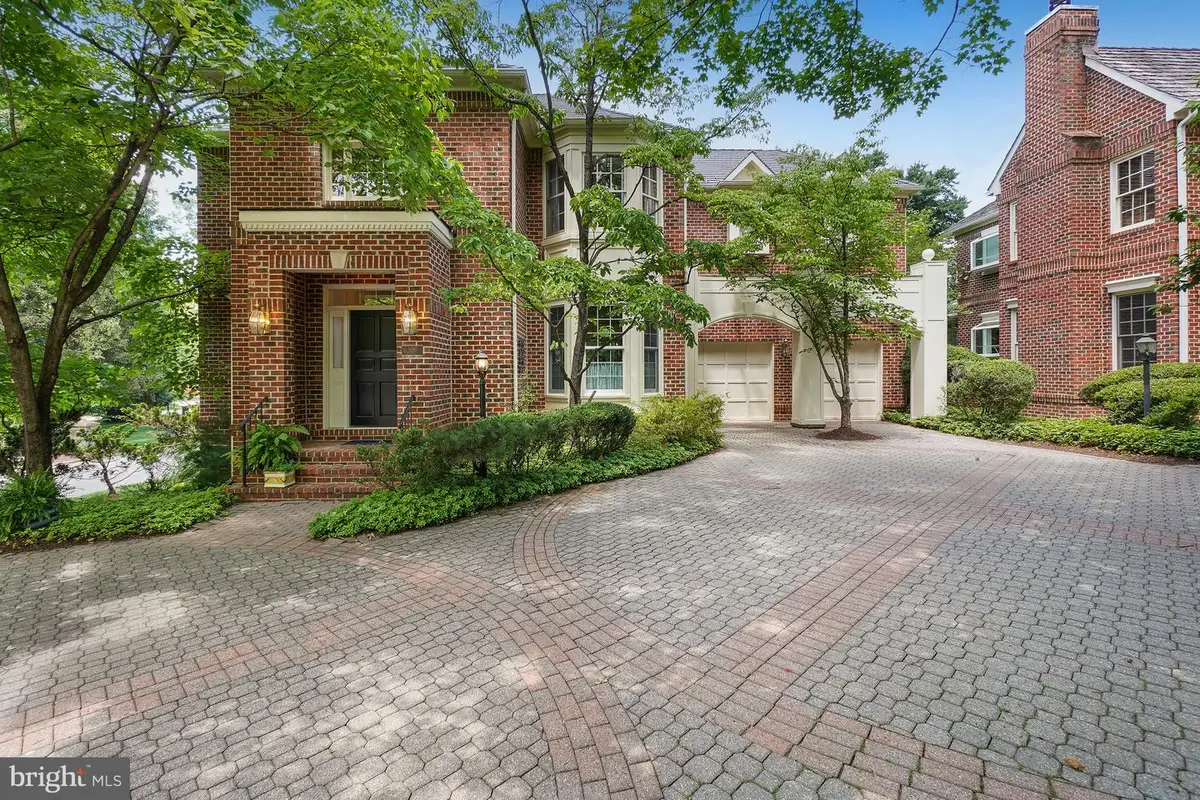 9209 Town Gate Ln, Bethesda, MD 20817 - #1