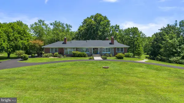 18015 Muncaster Rd, ROCKVILLE, MD 20855