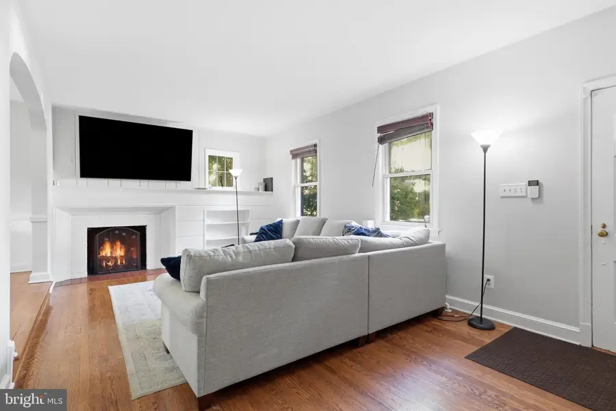 10211 Sutherland Rd, Silver Spring, MD 20901 - #2