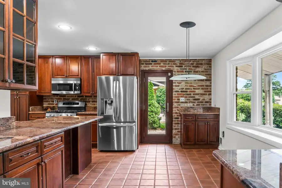 11820 Enid Dr, Potomac, MD 20854 - #2
