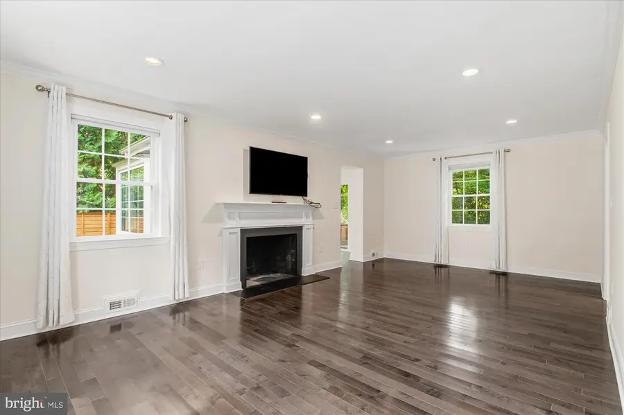 9616 W Bexhill Dr, Kensington, MD 20895 - #3
