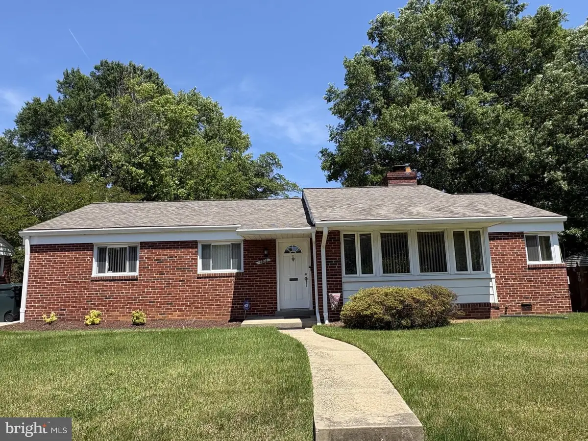 6803 Adelphi Rd, University Park, MD 20782 - #1