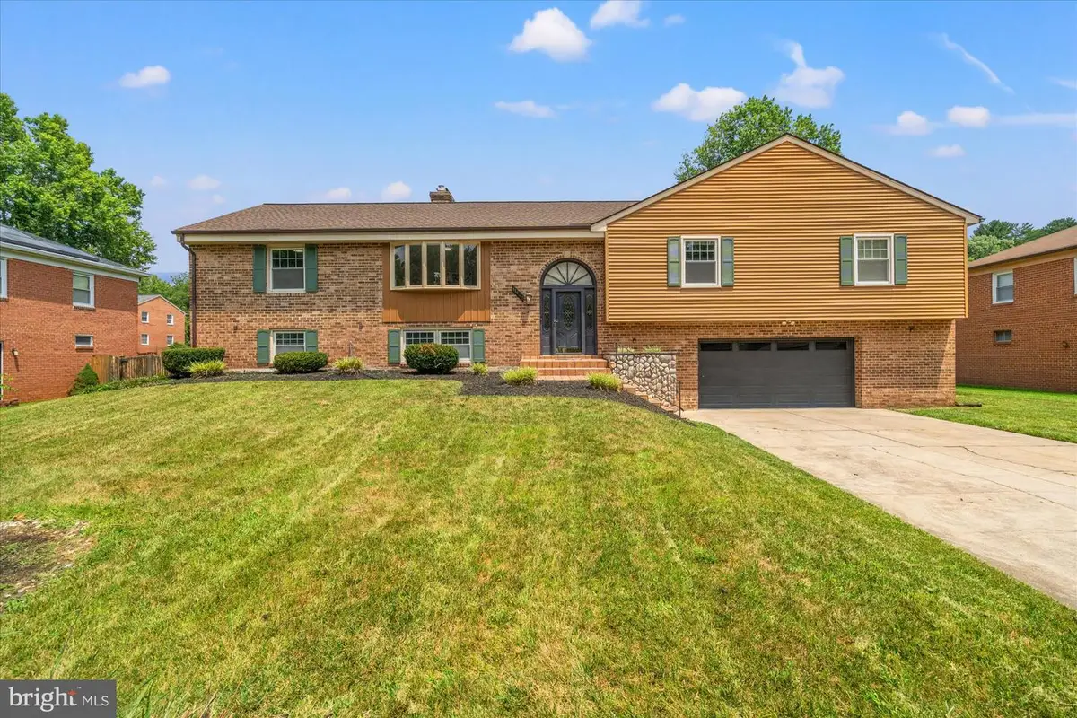11400 Dundee Dr, Bowie, MD 20721 - #1