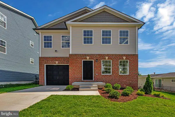 8805 Glenarden Pkwy, LANHAM, MD 20706