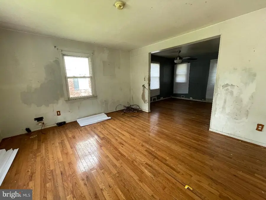 5902 Shoshone Dr, Oxon Hill, MD 20745 - #2