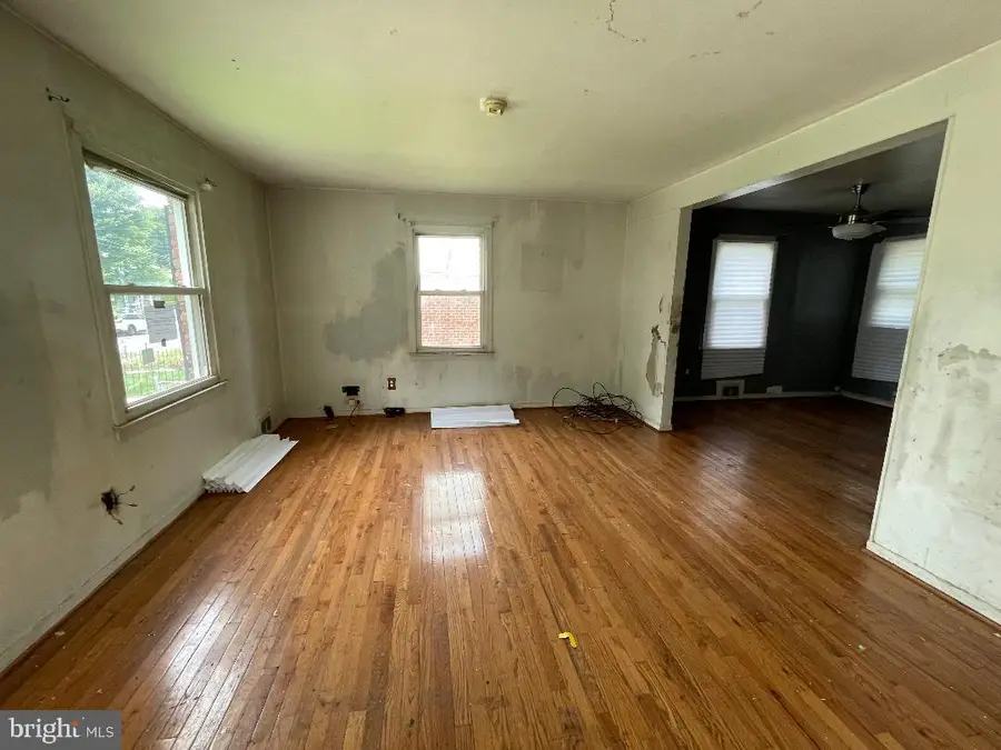 5902 Shoshone Dr, Oxon Hill, MD 20745 - #3