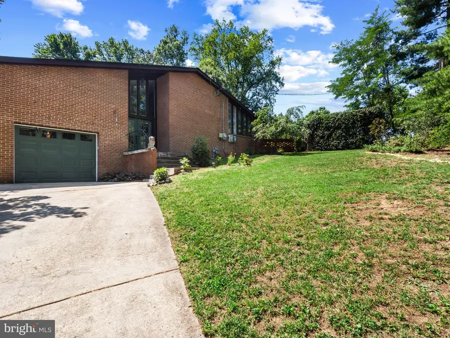 1811 Clayton Dr, Oxon Hill, MD 20745 - #2