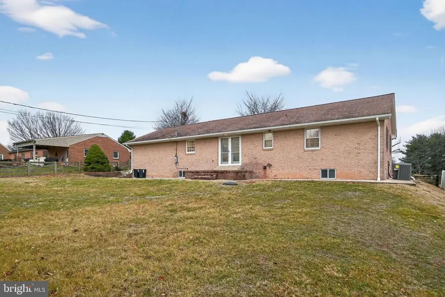 10611 Oaktree Cir, Williamsport, MD 21795 - Image #3