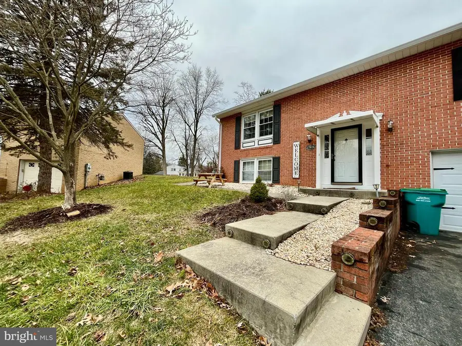 17824 Greentree Ln, Hagerstown, MD 21740 - Image #2