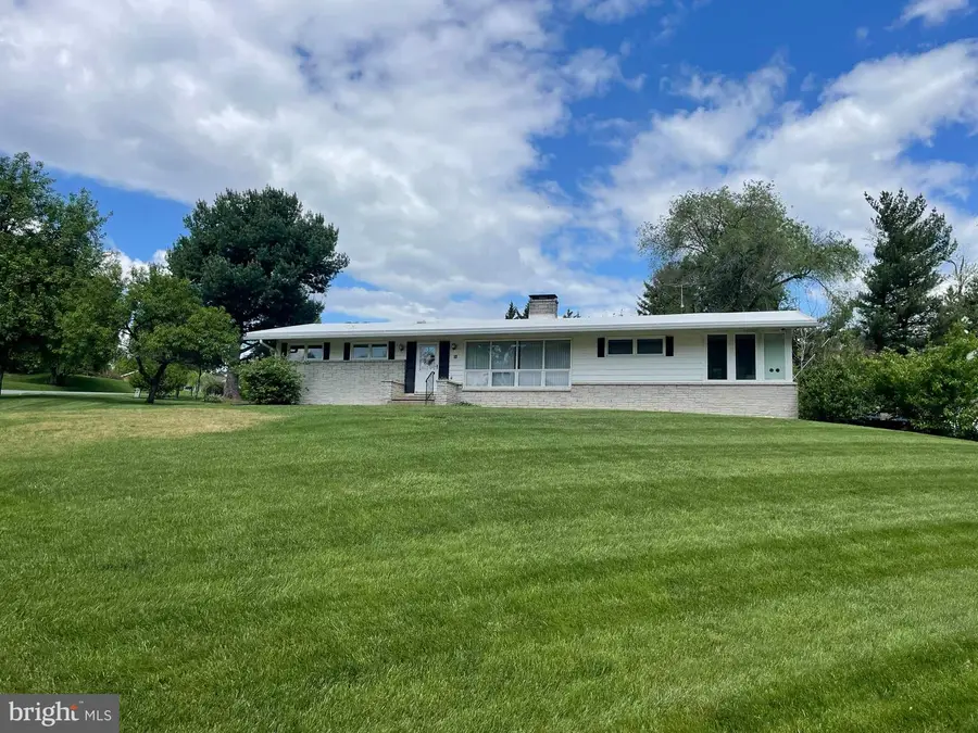 16 Bittersweet Dr, Hagerstown, MD 21740 - #3