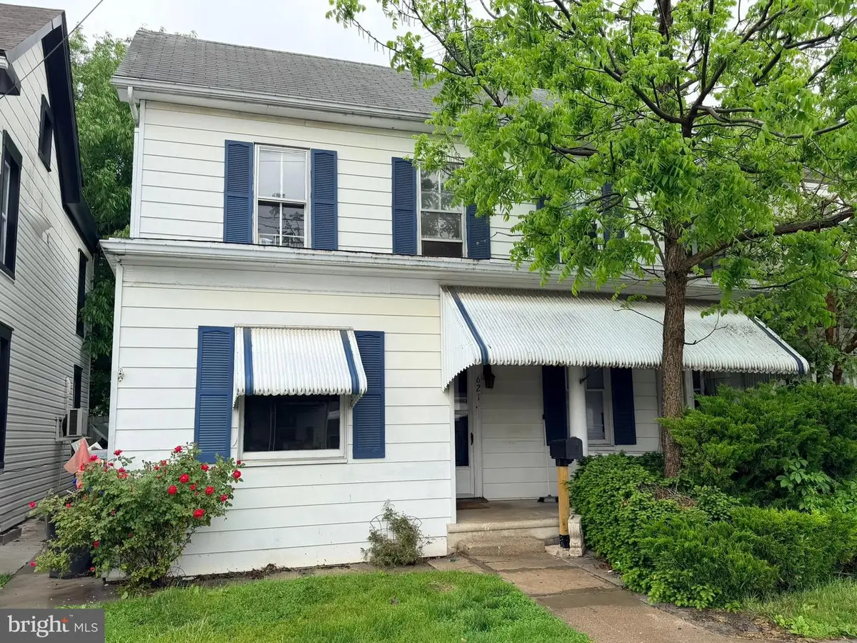 621 Frederick St, Hagerstown, MD 21740 - #1