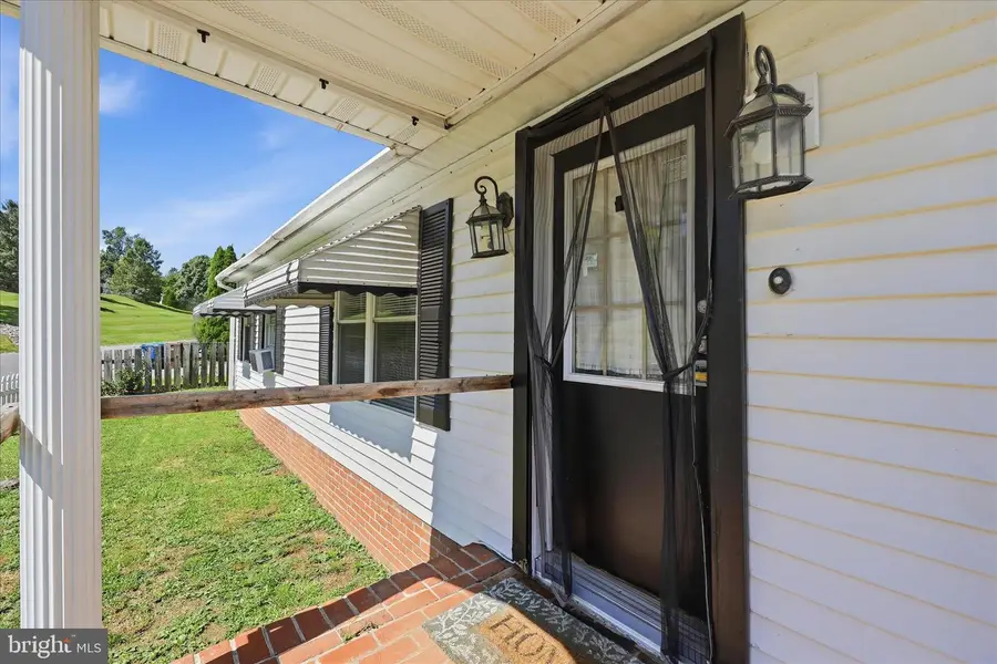 16256 Mcgregor Dr, Hagerstown, MD 21740 - #3