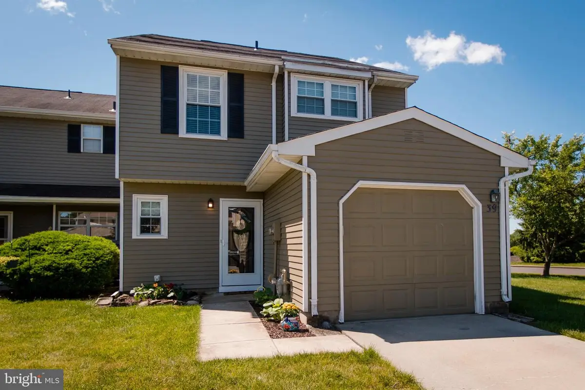 39 Gloucester Ct, Bordentown, NJ 08505 - Image #1