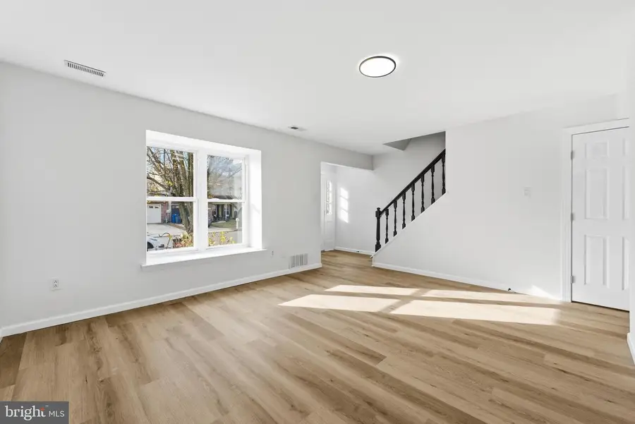 143 Banwell Ln, Mount Laurel, NJ 08054 - Image #2