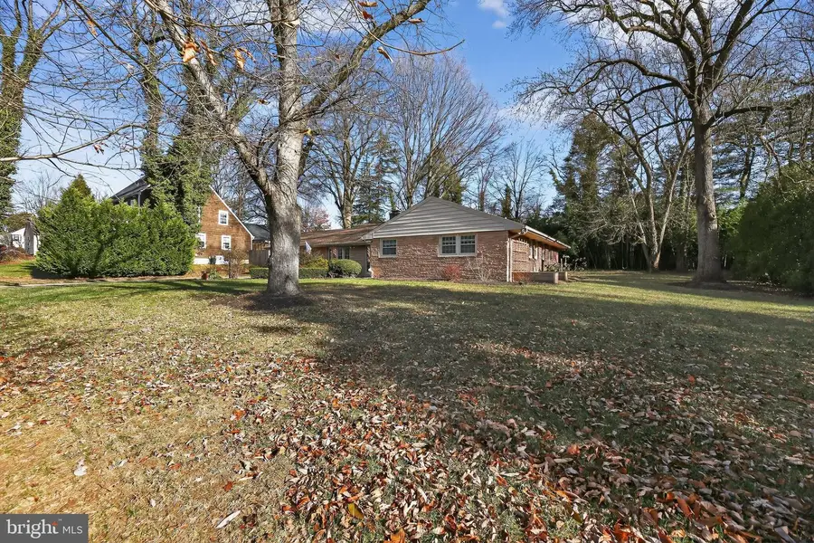 15 Circle Dr, Moorestown, NJ 08057 - Image #2