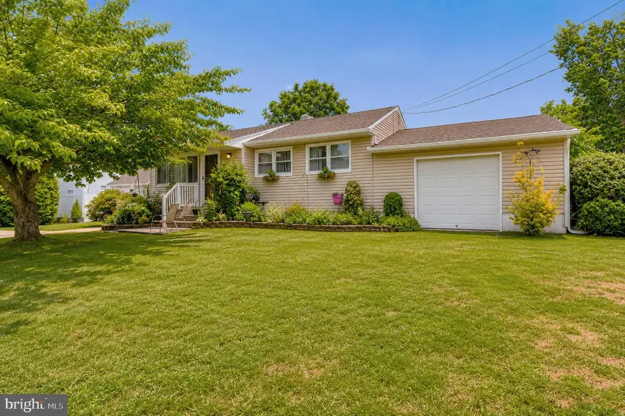 410 Larchmont Dr, Delanco, NJ 08075 - #3