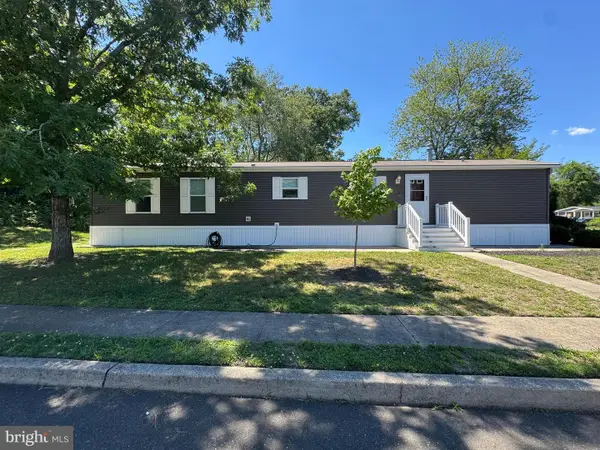 19 Meadowbrook Dr, BROWNS MILLS, NJ 08015