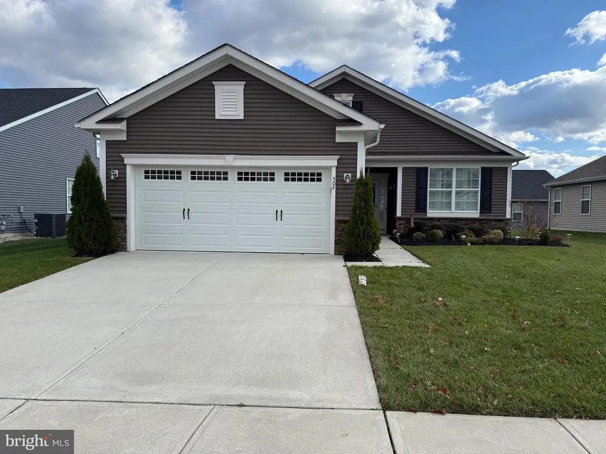 504 Castlebay Dr, Williamstown, NJ 08094 - Image #1