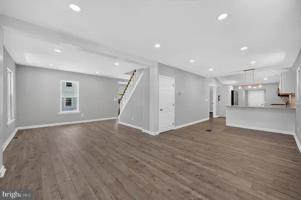 27 S Market St, GIBBSTOWN, NJ 08027