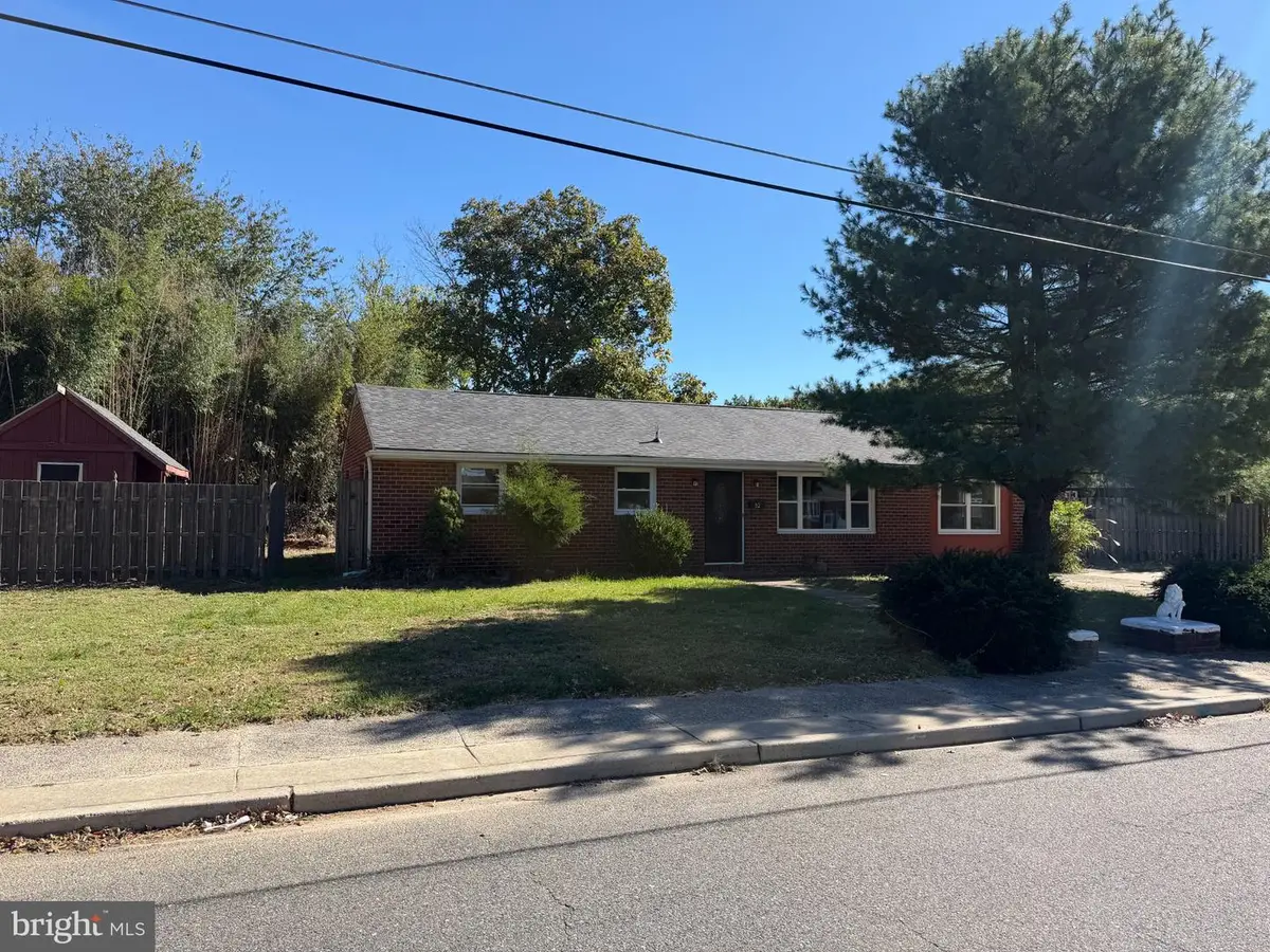 82 S School St, Gibbstown, NJ 08027 - #1