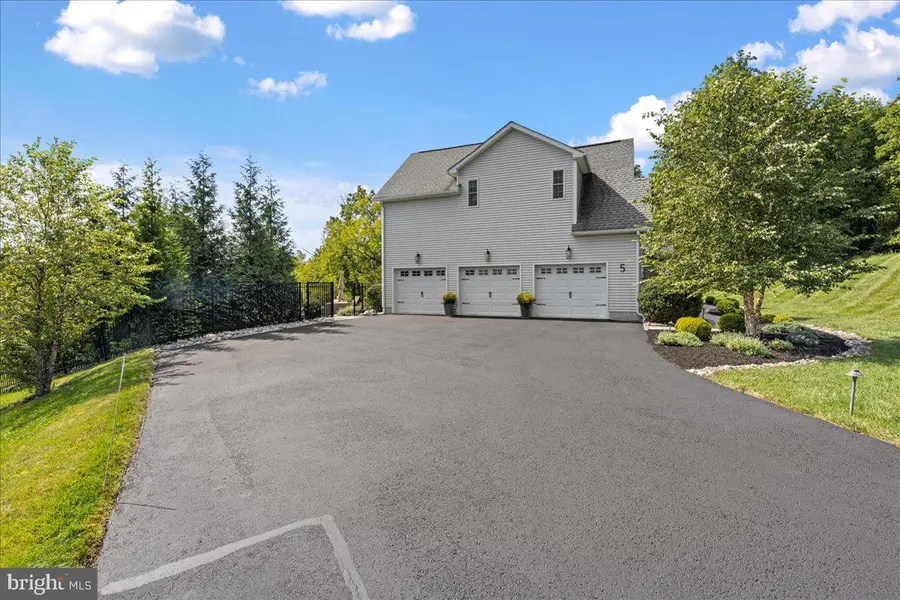 5 Thames Ln, Flemington, NJ 08822 - #2
