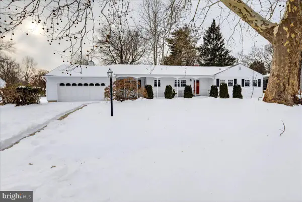 6 Royal Oak Rd, LAWRENCE, NJ 08648