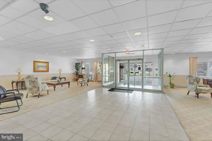 860 Lower Ferry Rd #6 M, Ewing, NJ 08628 - #3