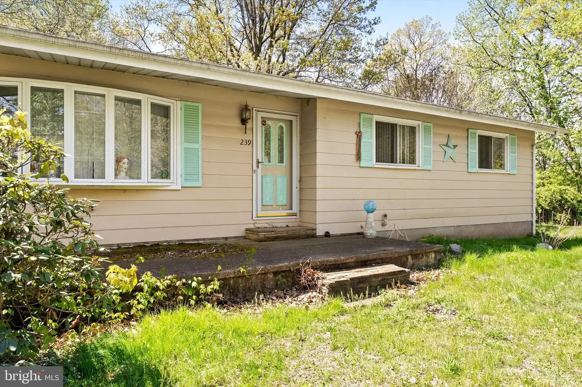 239 Bakers Basin Rd, Trenton, NJ 08648 - #1