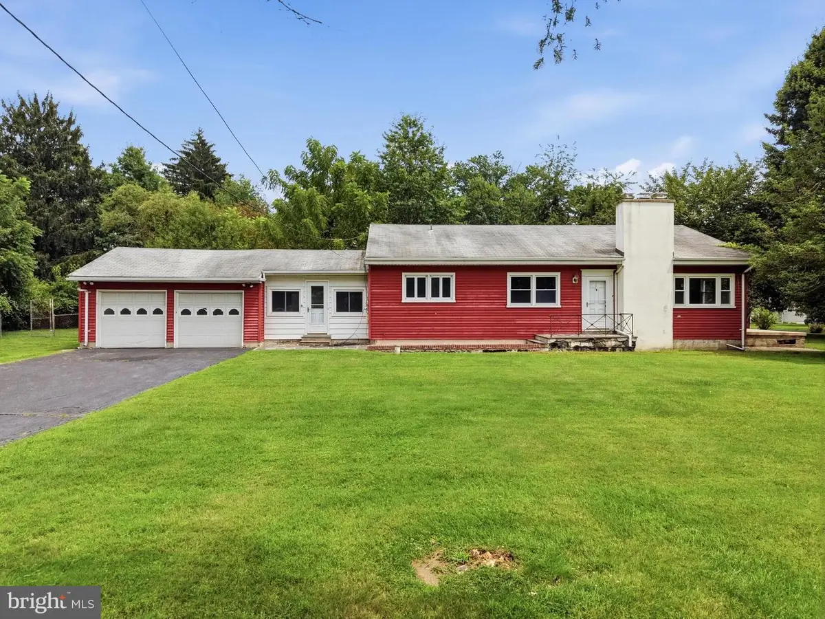 4 Flower Hill Ln, Pennington, NJ 08534 - #1