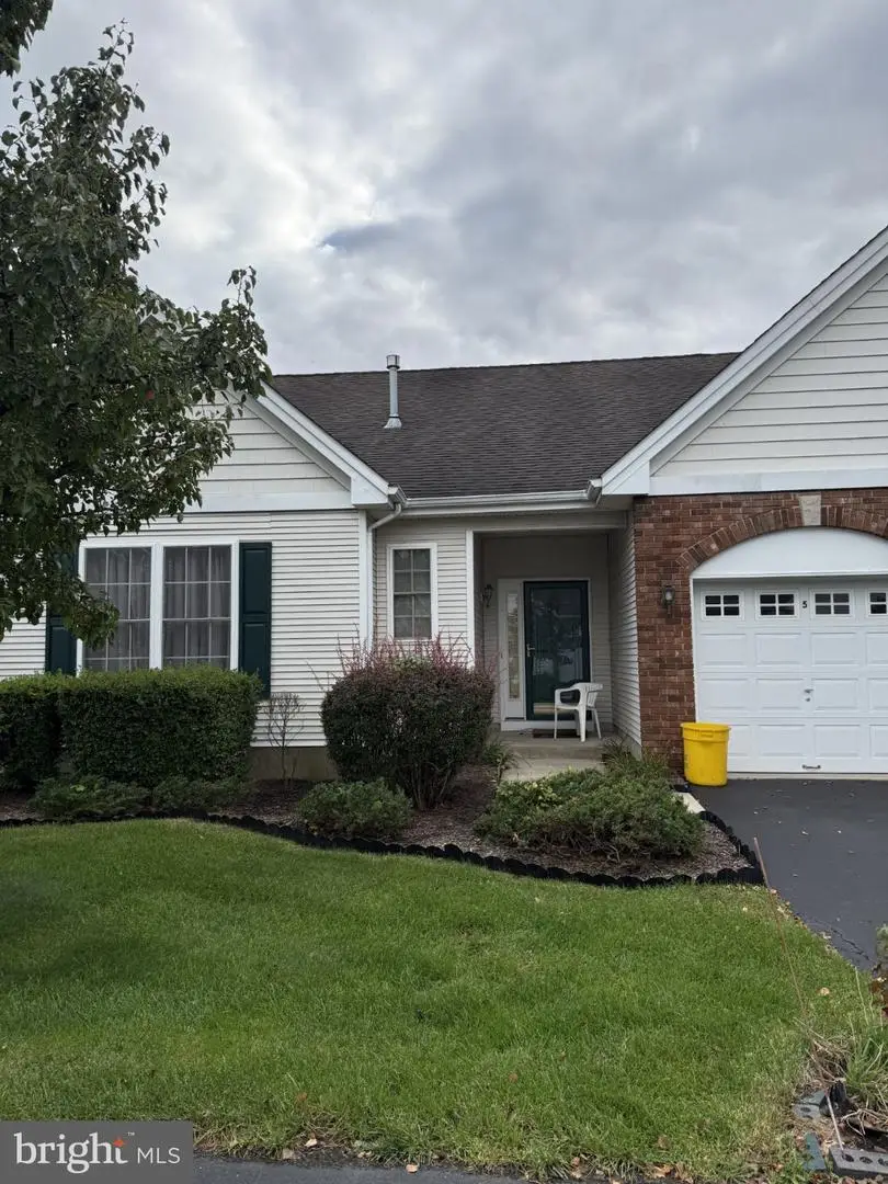 5 Goldfinch Dr, Hamilton, NJ 08690 - #1
