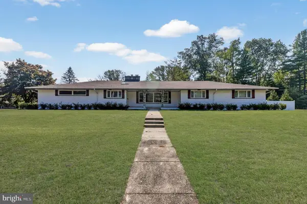 8 Lake Dr, FREEHOLD, NJ 07728