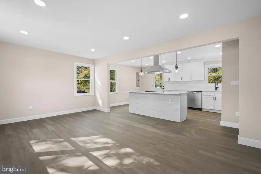 393 E Millstream Rd, Cream Ridge, NJ 08514 - Image #3