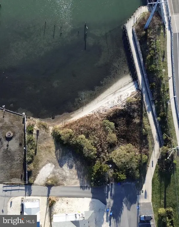 2572 E East Bay Avenue, MANAHAWKIN, NJ 08050