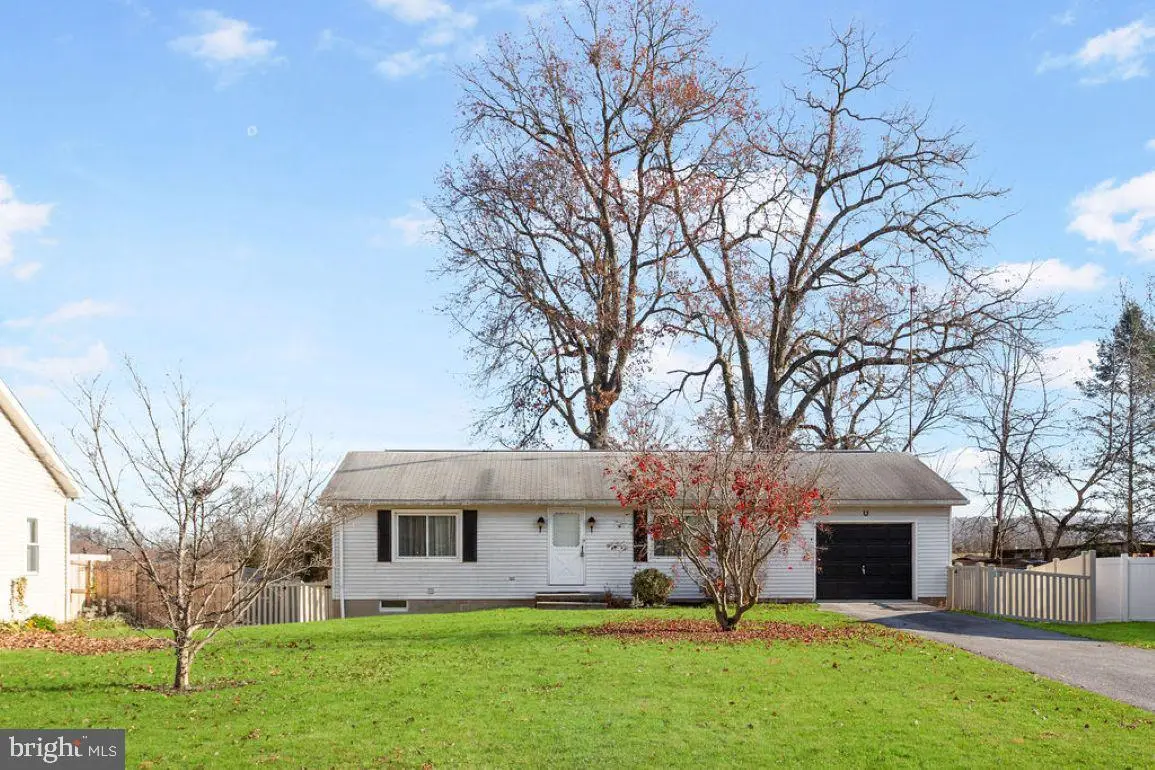 31 E Locust Ln, New Oxford, PA 17350 - Image #1