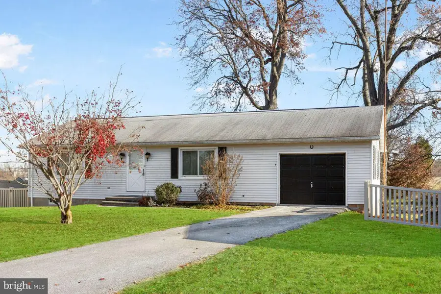 31 E Locust Ln, New Oxford, PA 17350 - Image #2