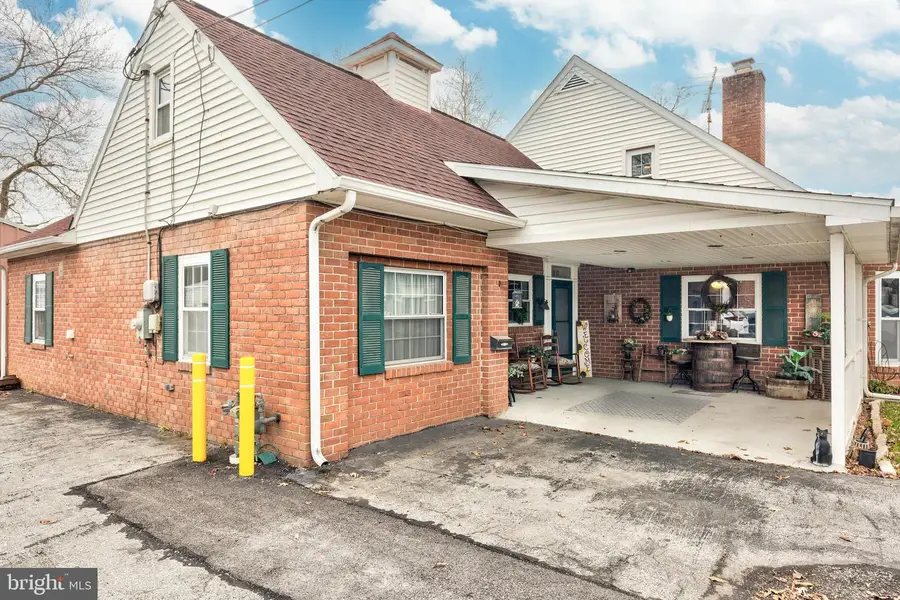 229 E High St, New Oxford, PA 17350 - #3