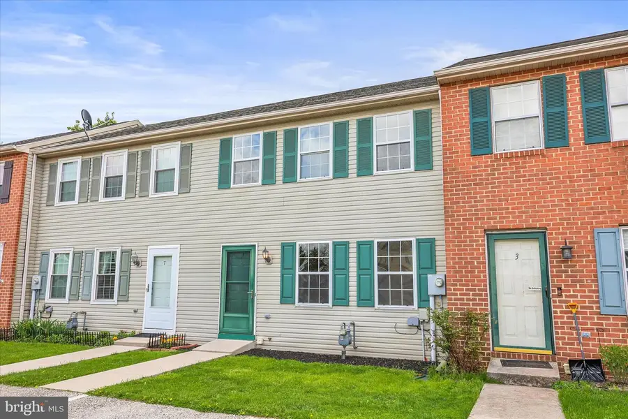5 Oxwood Cir, New Oxford, PA 17350 - #3