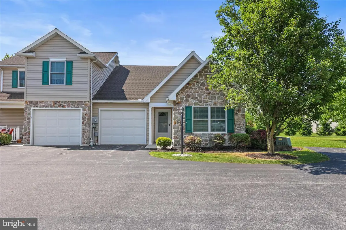 5 Oxen Ln, New Oxford, PA 17350 - #1