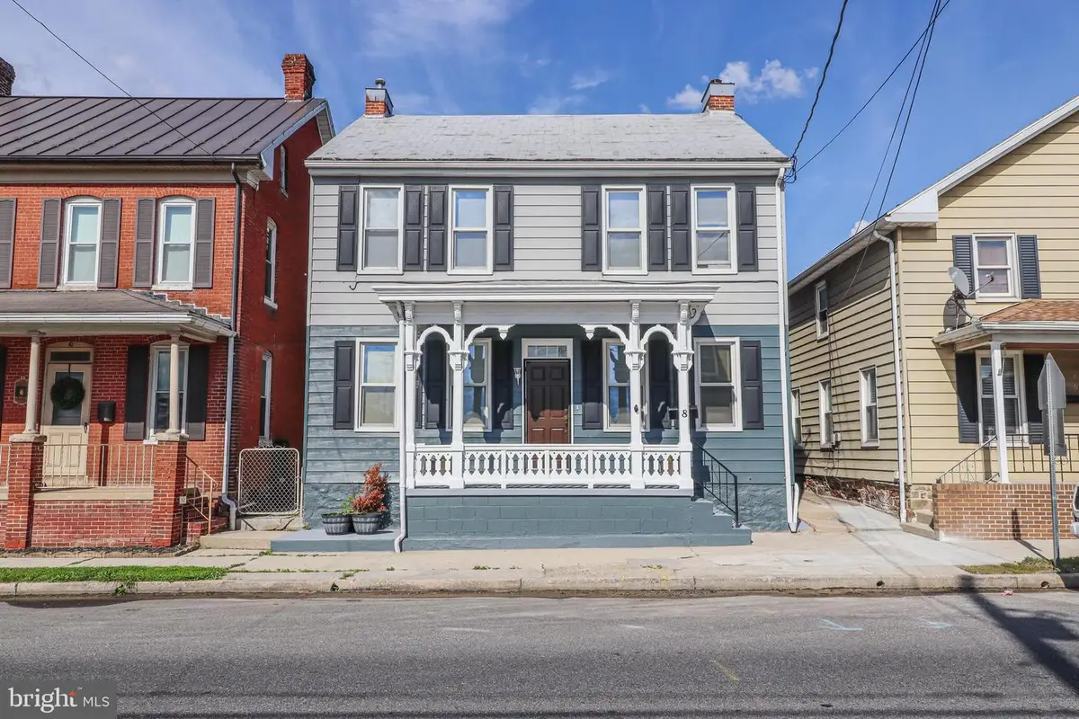 8 Carlisle St, New Oxford, PA 17350 - #1