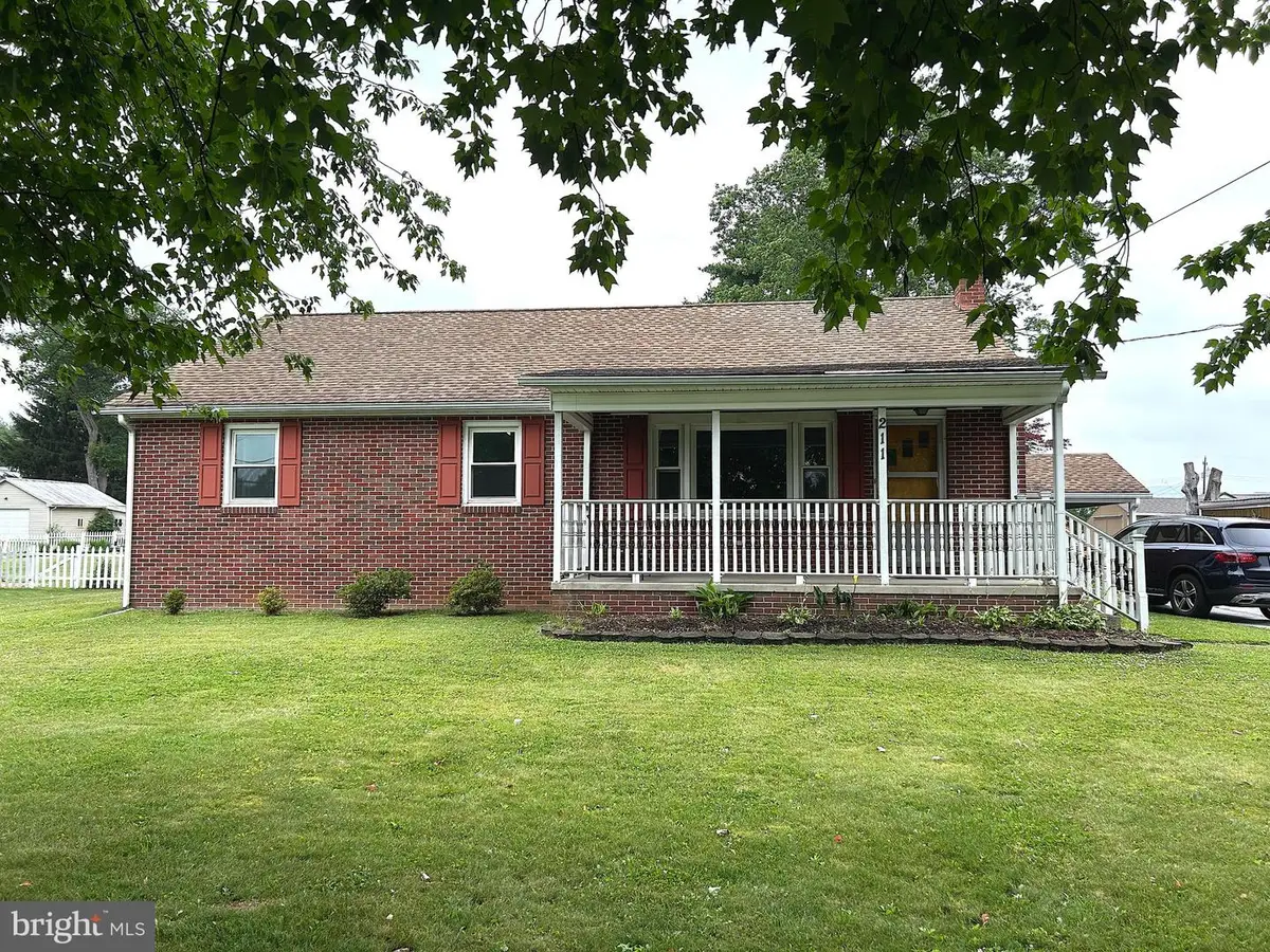 211 W Main St, Fairfield, PA 17320 - #1
