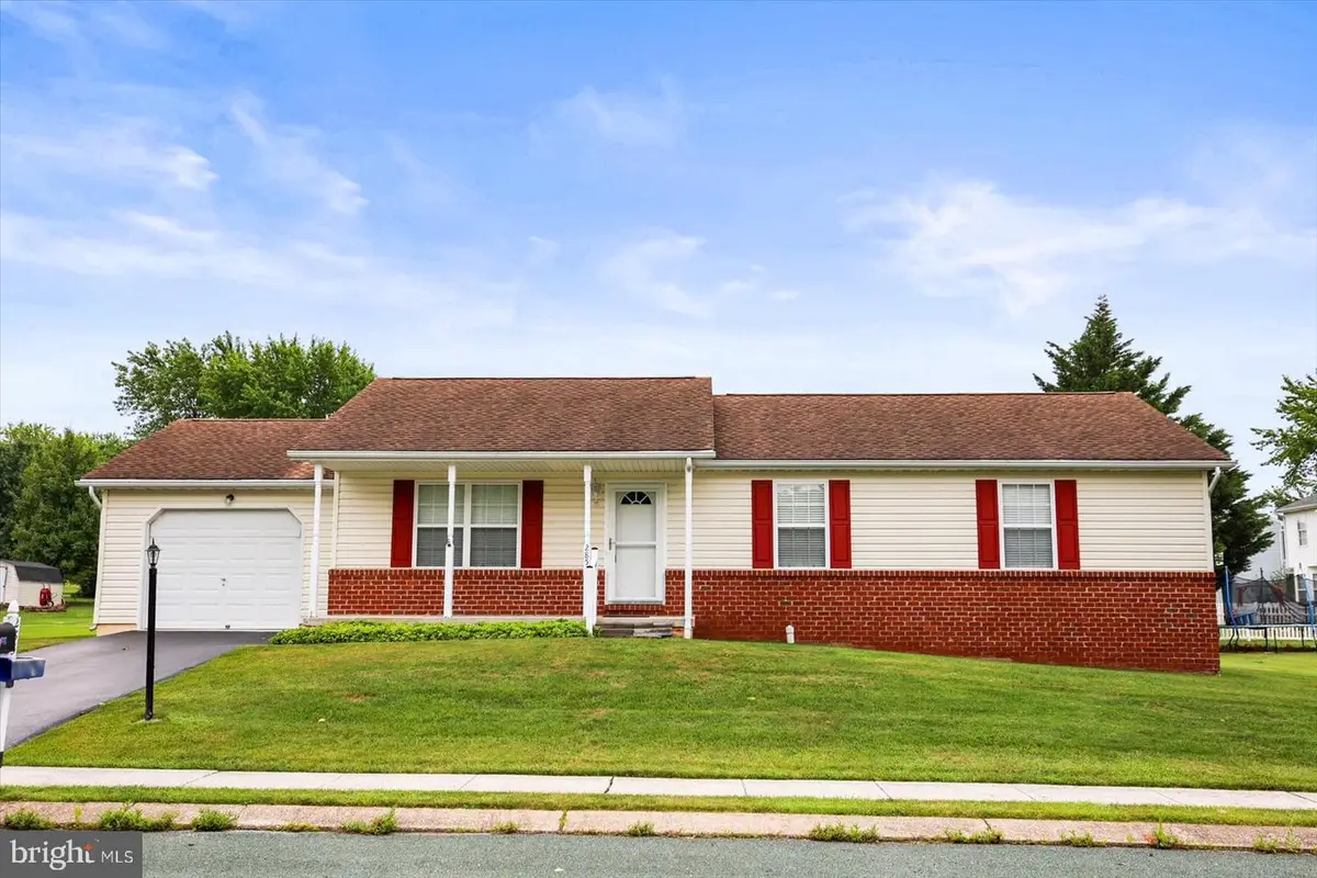 285 Drummer Dr, New Oxford, PA 17350 - #1