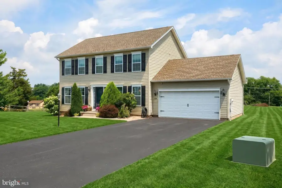 220 W Crest View Ln, Gettysburg, PA 17325 - #2