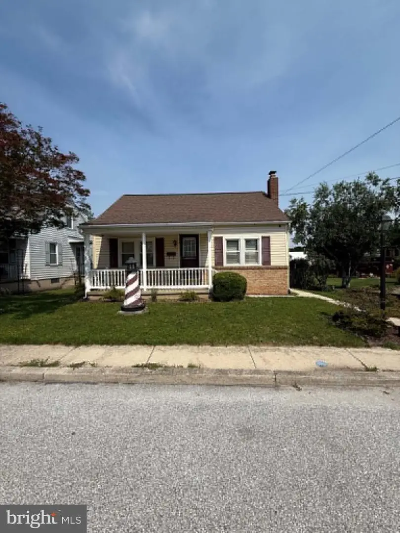 16 Pleasant St, New Oxford, PA 17350 - #1