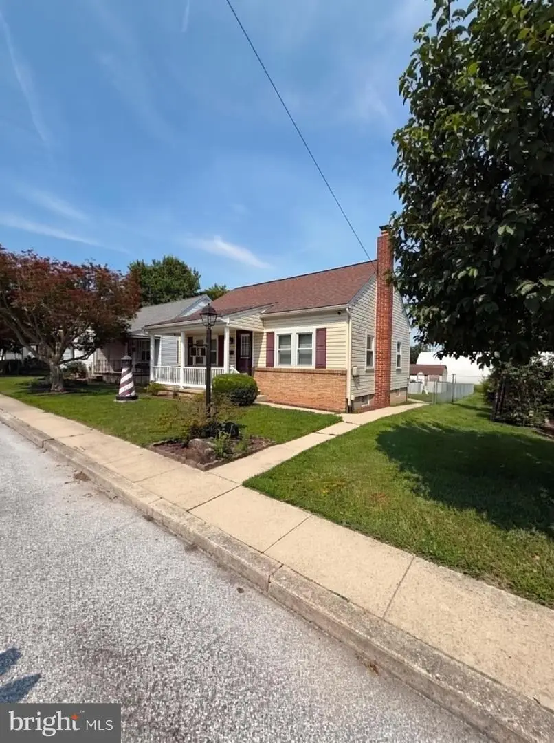 16 Pleasant St, New Oxford, PA 17350 - #2