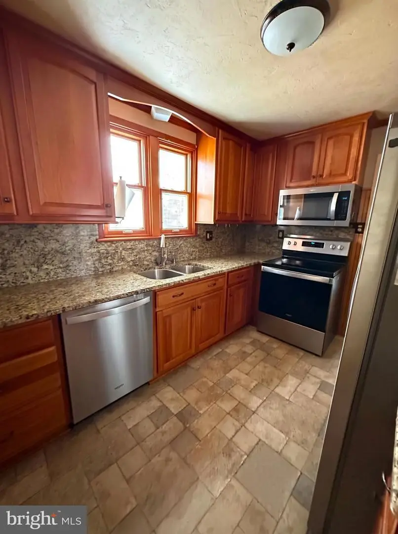 16 Pleasant St, New Oxford, PA 17350 - #3