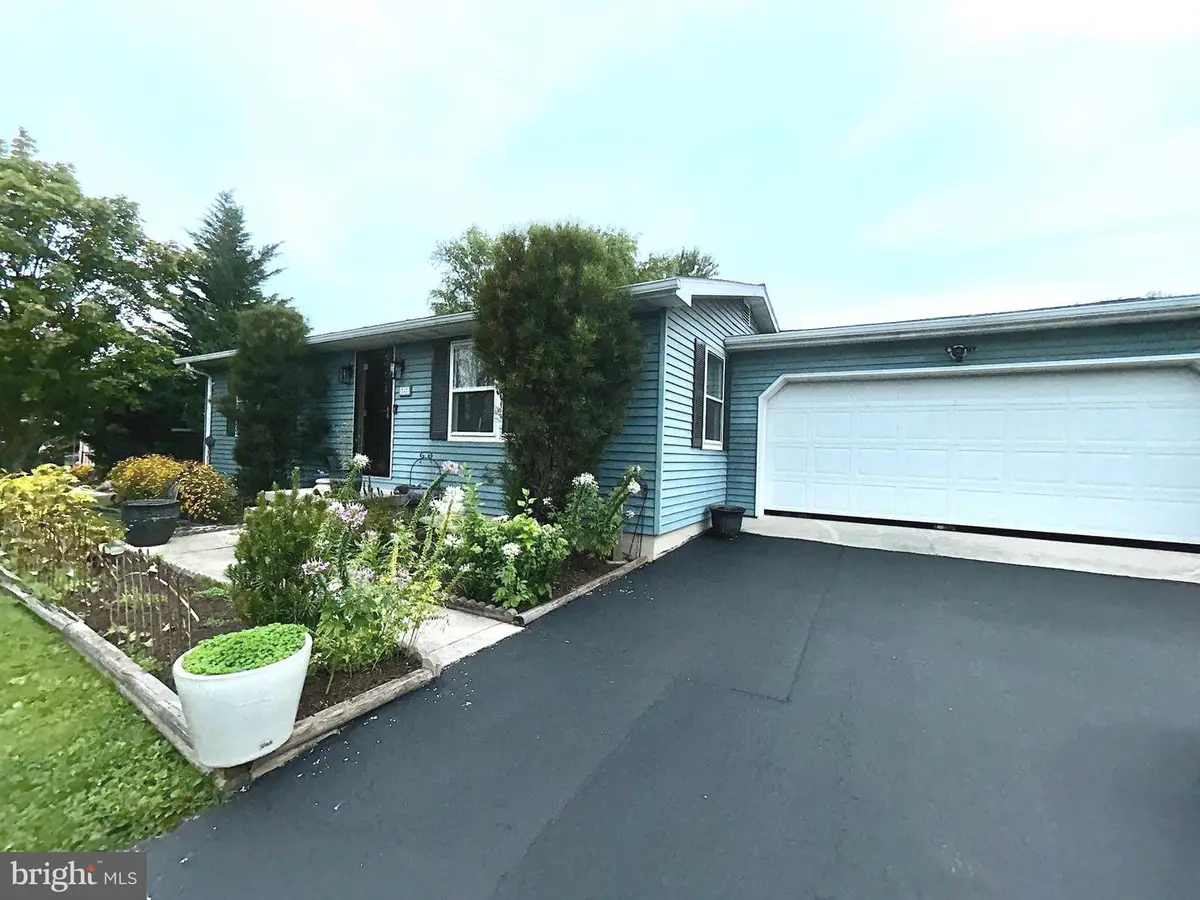 4 Corey Ln, New Oxford, PA 17350 - #1