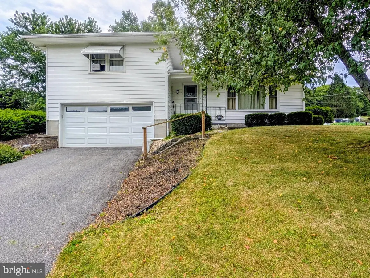 155 Summit St, Everett, PA 15537 - #1