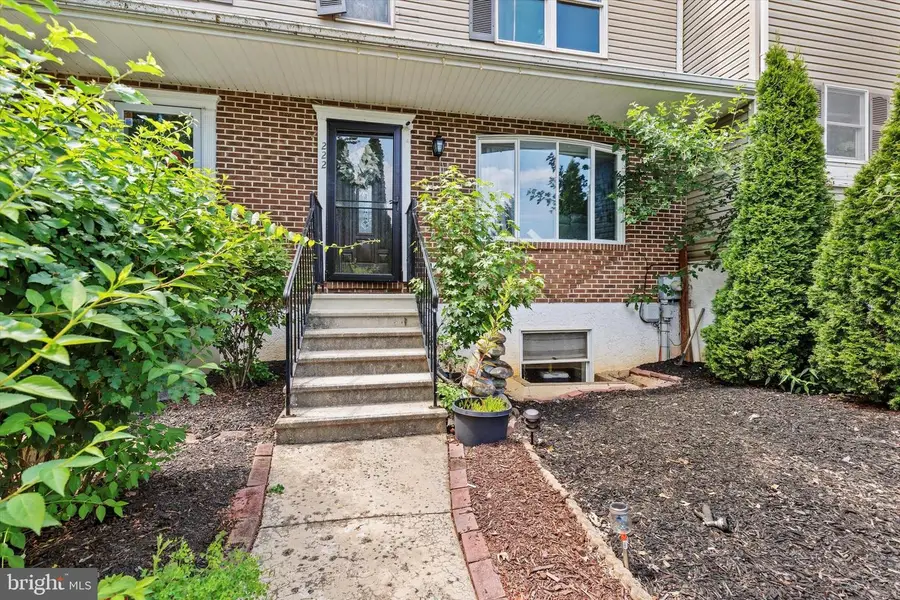 222 Poplar Dr, Reading, PA 19606 - Image #2