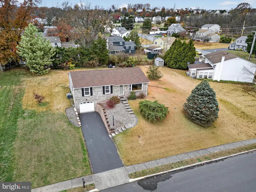 420 Glenwood Dr, Douglassville, PA 19518 - Image #3